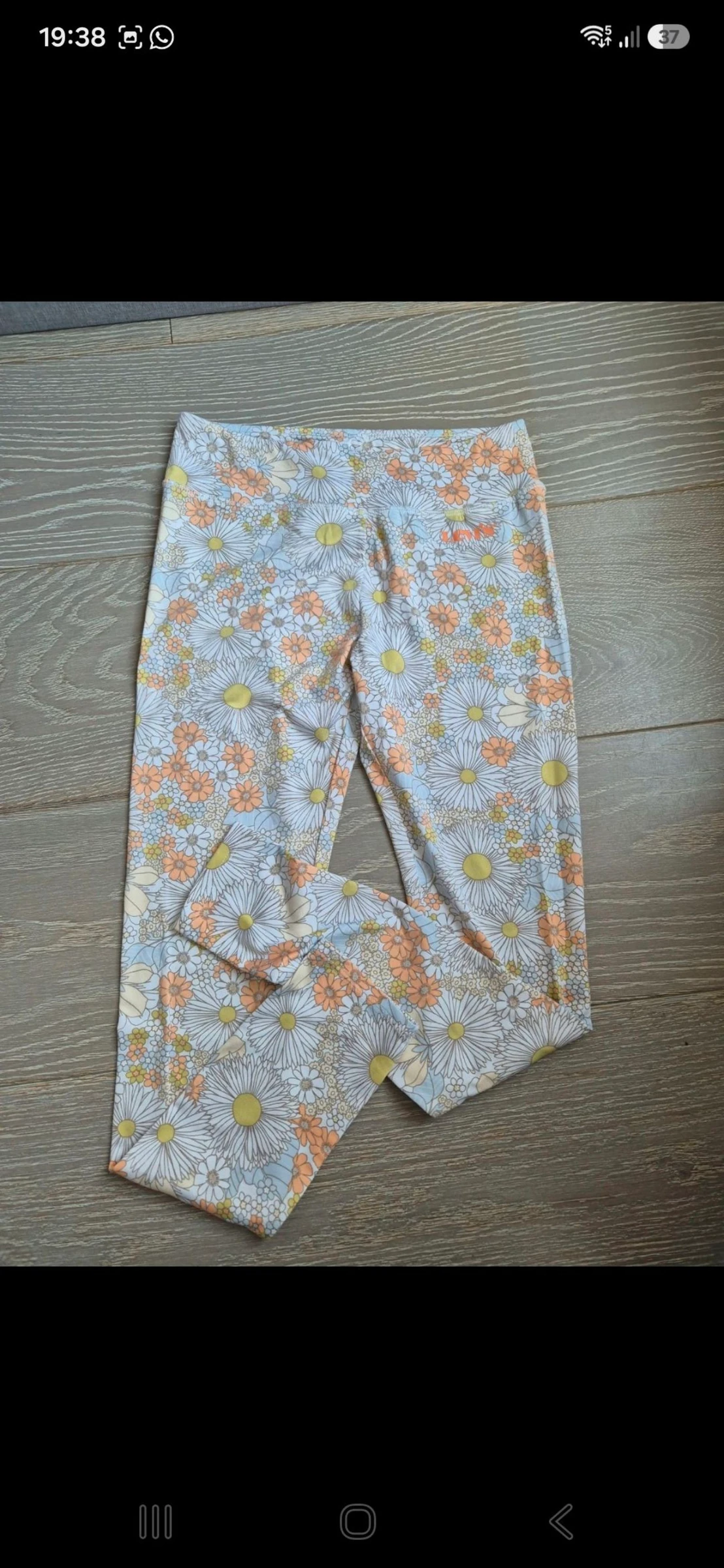 Geel sweatshirt set, legging en bloemig T-shirt. Levis. Maat 10/ 12 jaar – photo 10